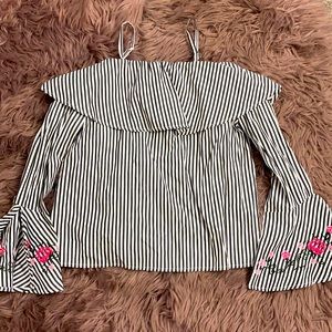 Off the shoulder blouse, with flower embroidery 🤍